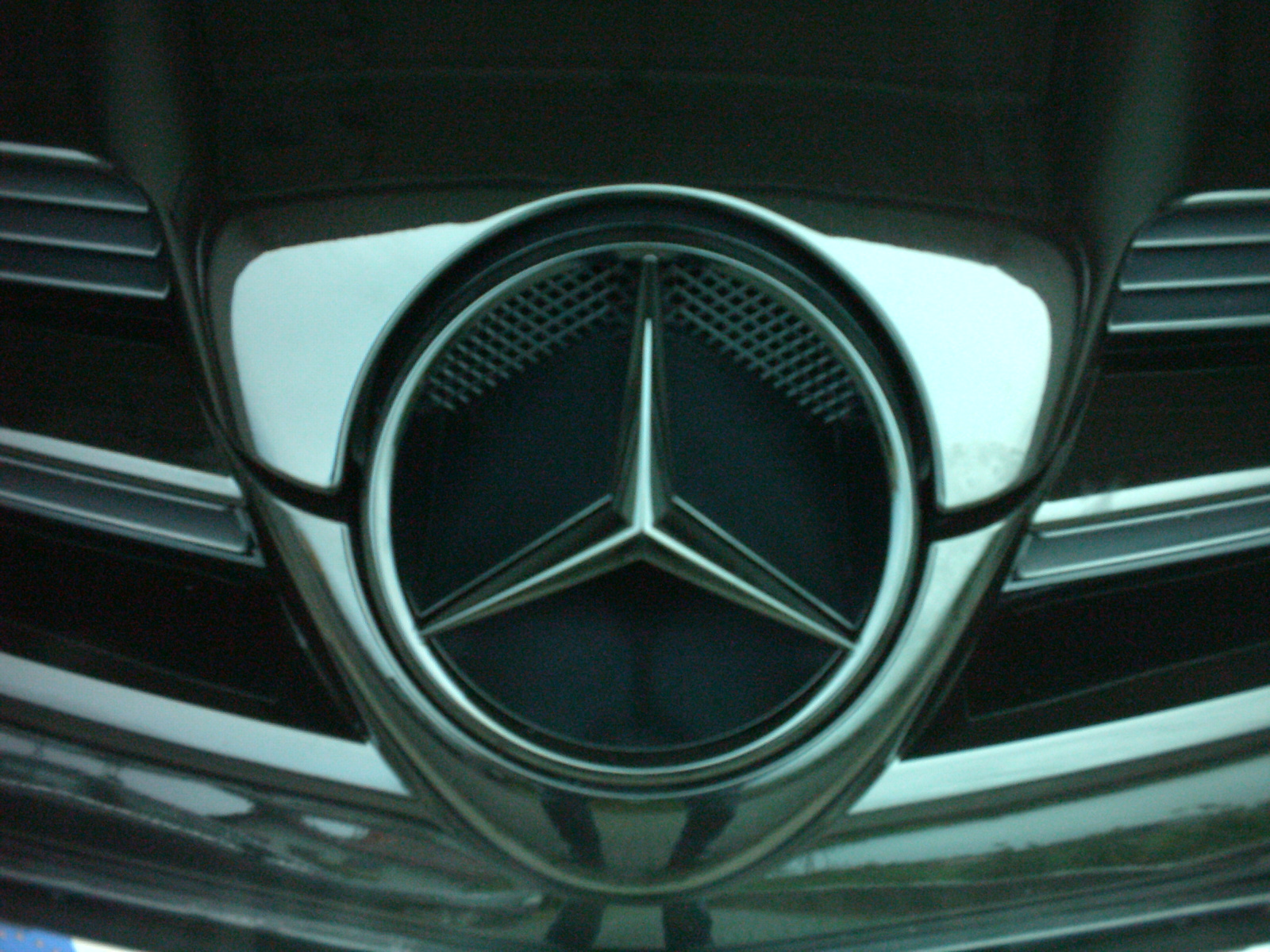 Schwarzer Mercedes Stern für den Kühlergrill des SLK R171 XCar-Style